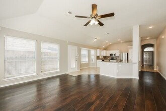 5344 Elmdale Dr in Watauga, TX - Foto de edificio - Building Photo