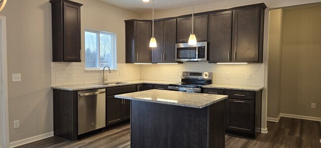 3374 Buckeye Trl in Uniontown, OH - Building Photo - Building Photo