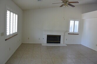 1229 S Peppertree Ct in Visalia, CA - Building Photo - Building Photo