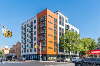 15002 Hillside Ave in Jamaica, NY - Foto de edificio - Building Photo