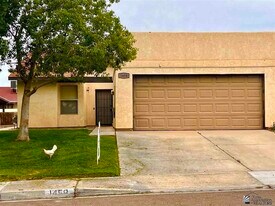 1458 W 14th St in Yuma, AZ - Building Photo