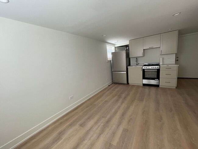 3659 W Eddy St, Unit GR in Chicago, IL - Foto de edificio - Building Photo