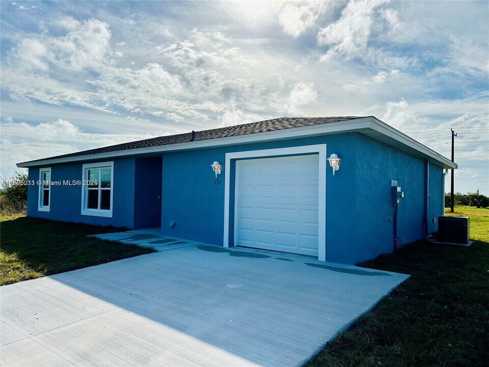 131 Carousel Ave in La Belle, FL - Building Photo