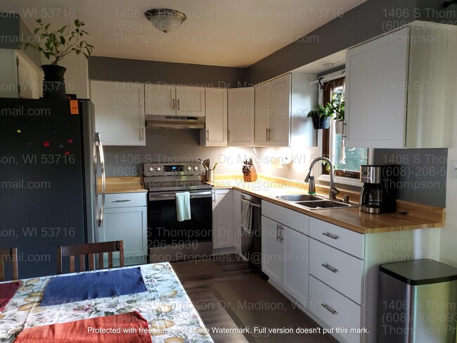 property at 1406 S Thompson Dr