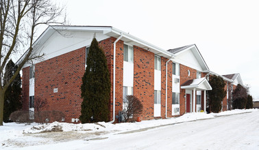 Heritage Court in Sturtevant, WI - Foto de edificio - Building Photo