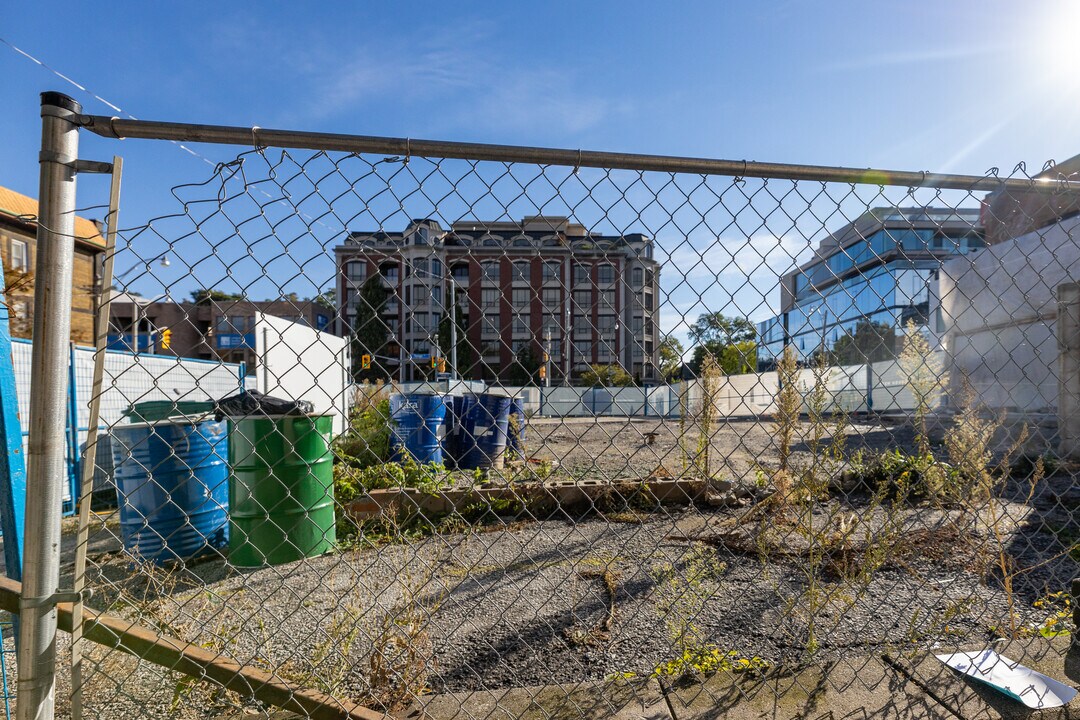 One Roxborough West in Toronto, ON - Building Photo