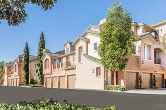 Torrey Villas Apartment Homes in San Diego, CA - Foto de edificio - Building Photo