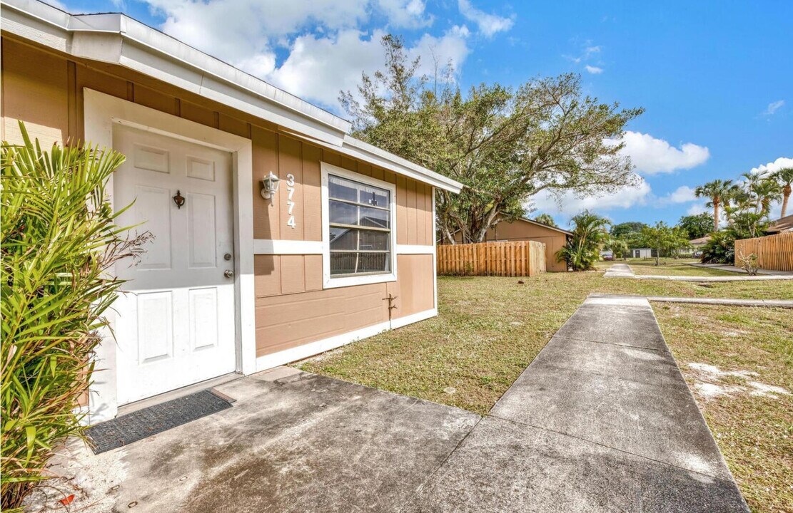 3774 92nd Ln N in West Palm Beach, FL - Building Photo