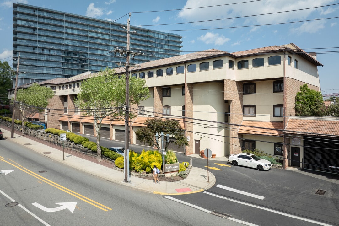 300 Gorge Rd in Cliffside Park, NJ - Building Photo