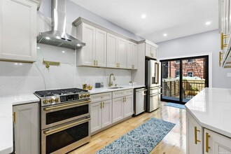 581 Decatur St in Brooklyn, NY - Building Photo - Interior Photo