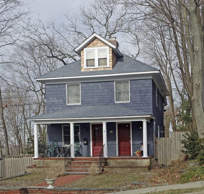 15 Highland Ave in Northport, NY - Foto de edificio - Building Photo