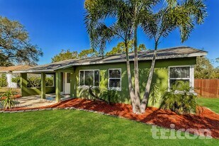 1362 Admiral Woodson Ln in Clearwater, FL - Building Photo