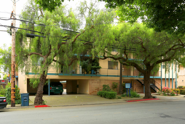 1239 Oak Grove Ave in Burlingame, CA - Foto de edificio - Building Photo