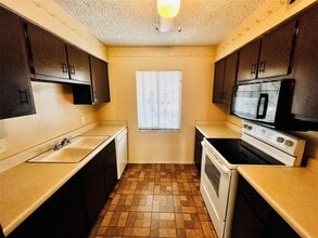 7529 Pitch Pine Cir in Tampa, FL - Building Photo - Building Photo