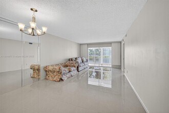 7214 S Devon Dr in Tamarac, FL - Building Photo - Building Photo