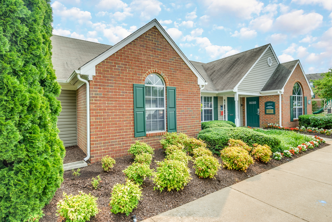 Crestview Apartments in Fredericksburg, VA - Foto de edificio - Building Photo