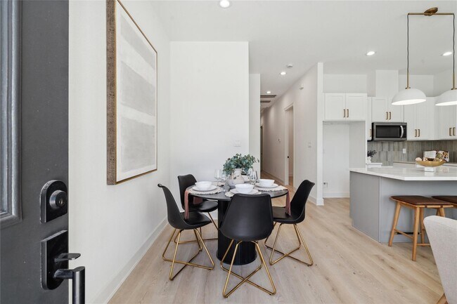 6528 Weston St in Houston, TX - Foto de edificio - Building Photo