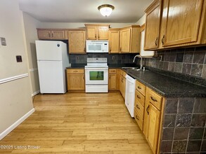 6910 Village Green Blvd in Pewee Valley, KY - Building Photo - Building Photo