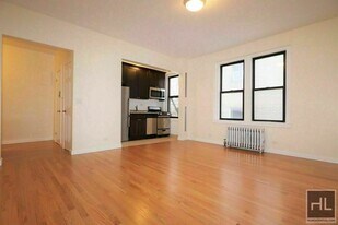 West 10th Street in New York, NY - Building Photo