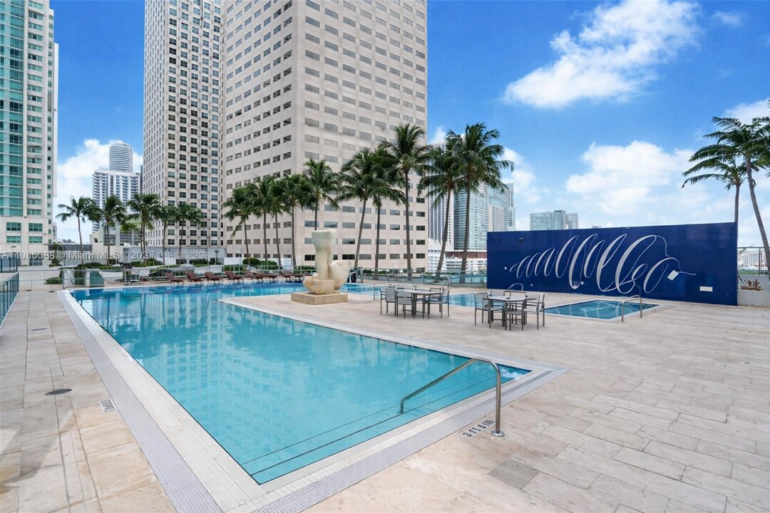 335 S Biscayne Blvd, Unit 17 in Miami, FL - Foto de edificio