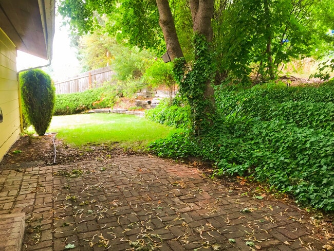 719 West Bowling Road in Spokane, WA - Foto de edificio - Building Photo