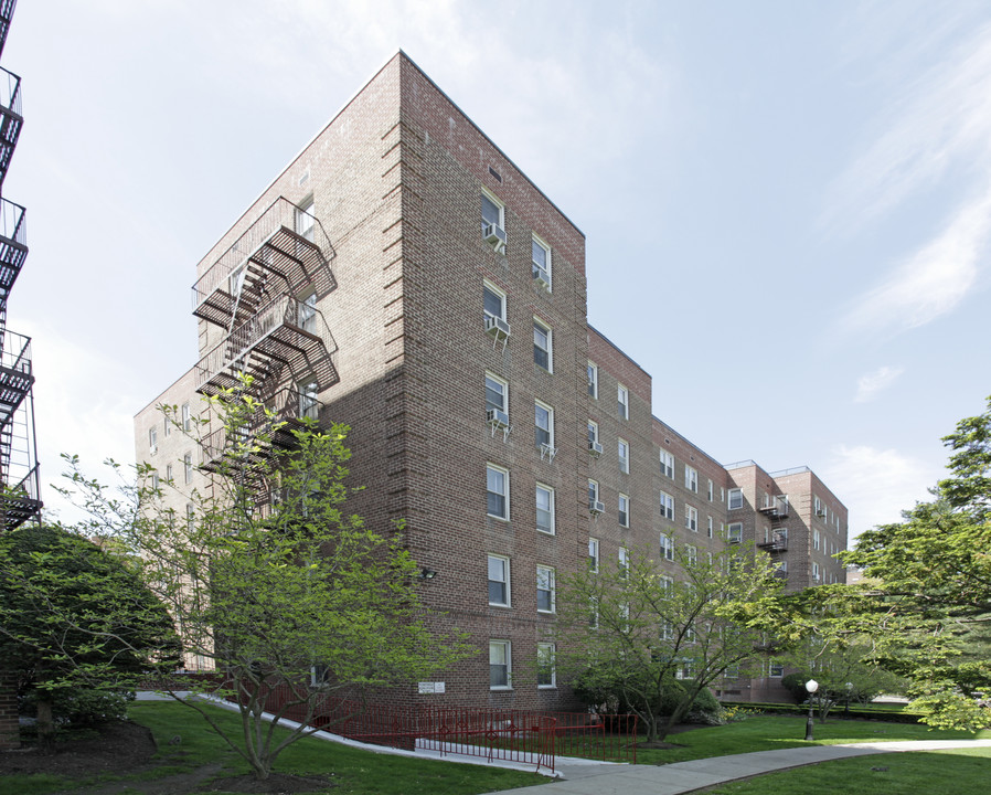 The Plaza in Briarwood, NY - Building Photo