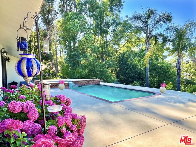 12751 Mulholland Dr in Beverly Hills, CA - Building Photo - Building Photo