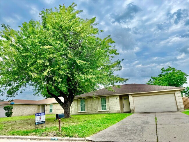 property at 2406 Ridge Hollow Dr