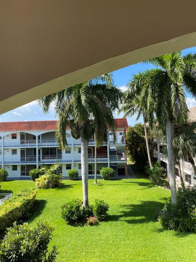 581 Blue Heron Dr in Hallandale Beach, FL - Building Photo - Building Photo