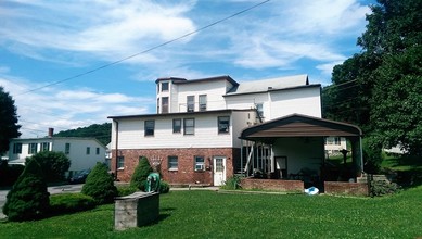 8 Clapp Ave in Wappingers Falls, NY - Building Photo - Building Photo