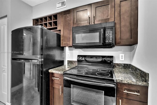 2820 N Oakland Forest Dr in Oakland Park, FL - Building Photo - Building Photo