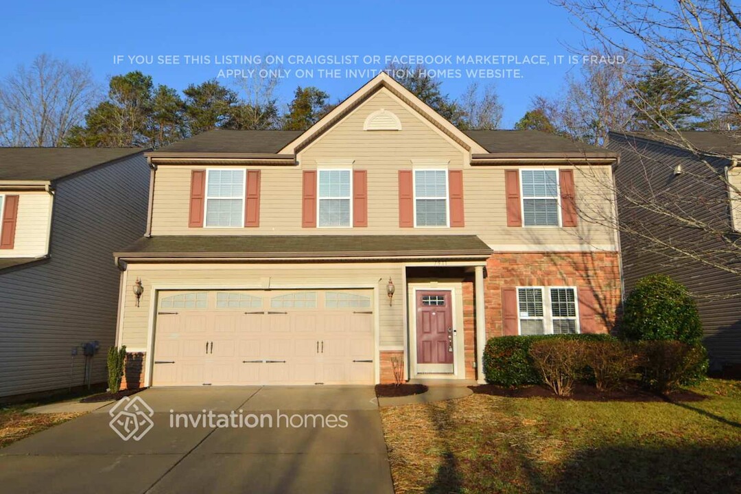 7911 Suttonview Dr in Charlotte, NC - Building Photo