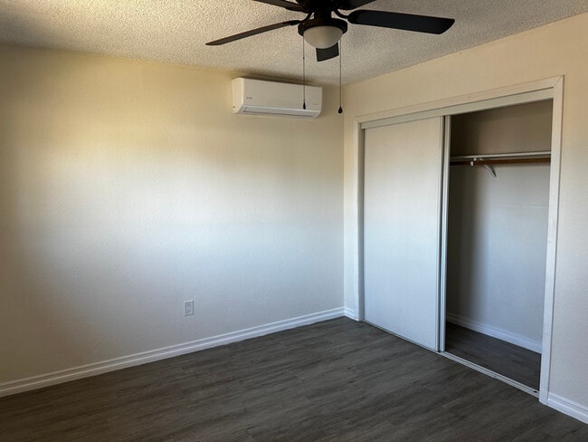 9490 Elm Ave in Fontana, CA - Foto de edificio - Building Photo