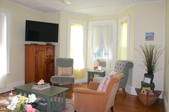 34 Central St, Unit 1 in Beverly, MA - Foto de edificio - Building Photo