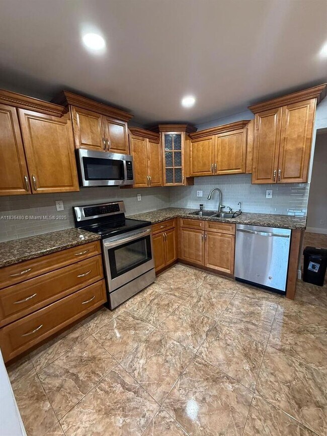 4281 NW 35th Terrace in Fort Lauderdale, FL - Building Photo - Building Photo