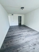 484 NW 165th St in Miami, FL - Building Photo - Building Photo