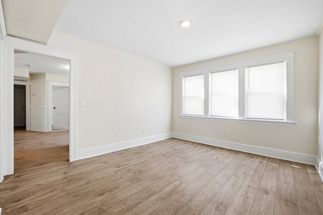 12 Hillside St, Unit 2 in Worcester, MA - Foto de edificio - Building Photo