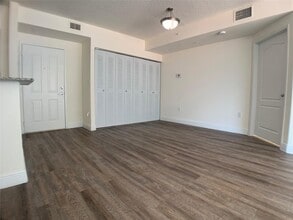 18335 NW 68th Ave, Unit 245-308 in Hialeah, FL - Building Photo - Building Photo