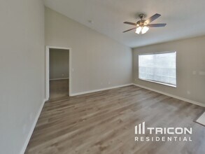 4151 Candler Ave in Spring Hill, FL - Foto de edificio - Building Photo