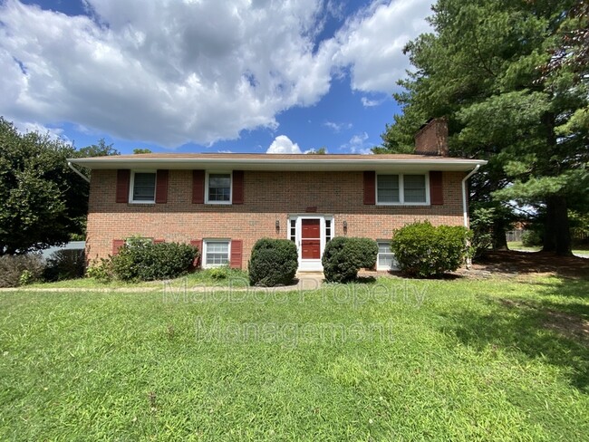 5901 Watson Ln in Fredericksburg, VA - Foto de edificio - Building Photo