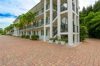 3030 Binnacle Dr in Naples, FL - Building Photo - Building Photo