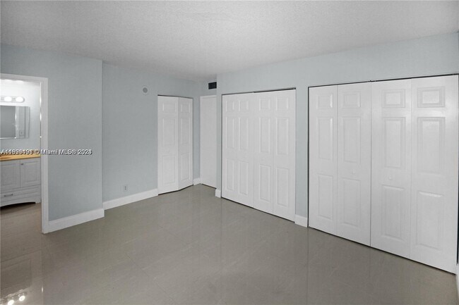 17021 N Bay Rd, Unit 105 in Sunny Isles Beach, FL - Building Photo - Building Photo