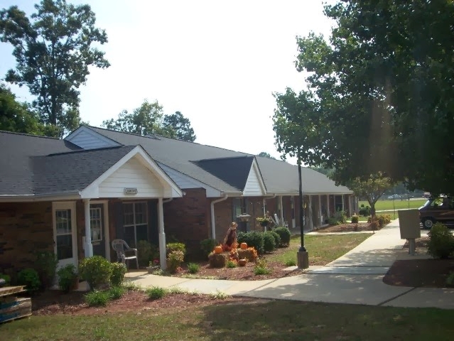 Elberton Oak in Elberton, GA - Building Photo