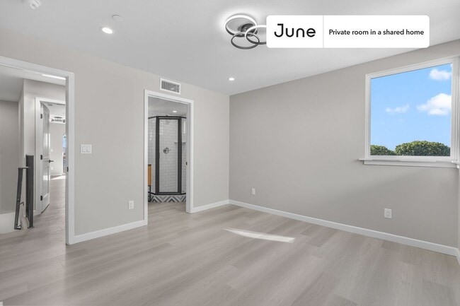 Private bedroom in 5 bed/5 bath Home in Los Angeles, CA - Building Photo - Building Photo