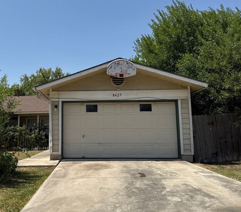 8427 Dixon Ridge Dr in San Antonio, TX - Building Photo