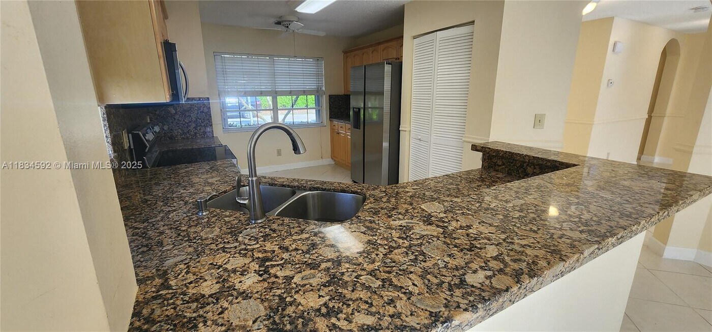 2957 Oak Park Cir in Davie, FL - Building Photo