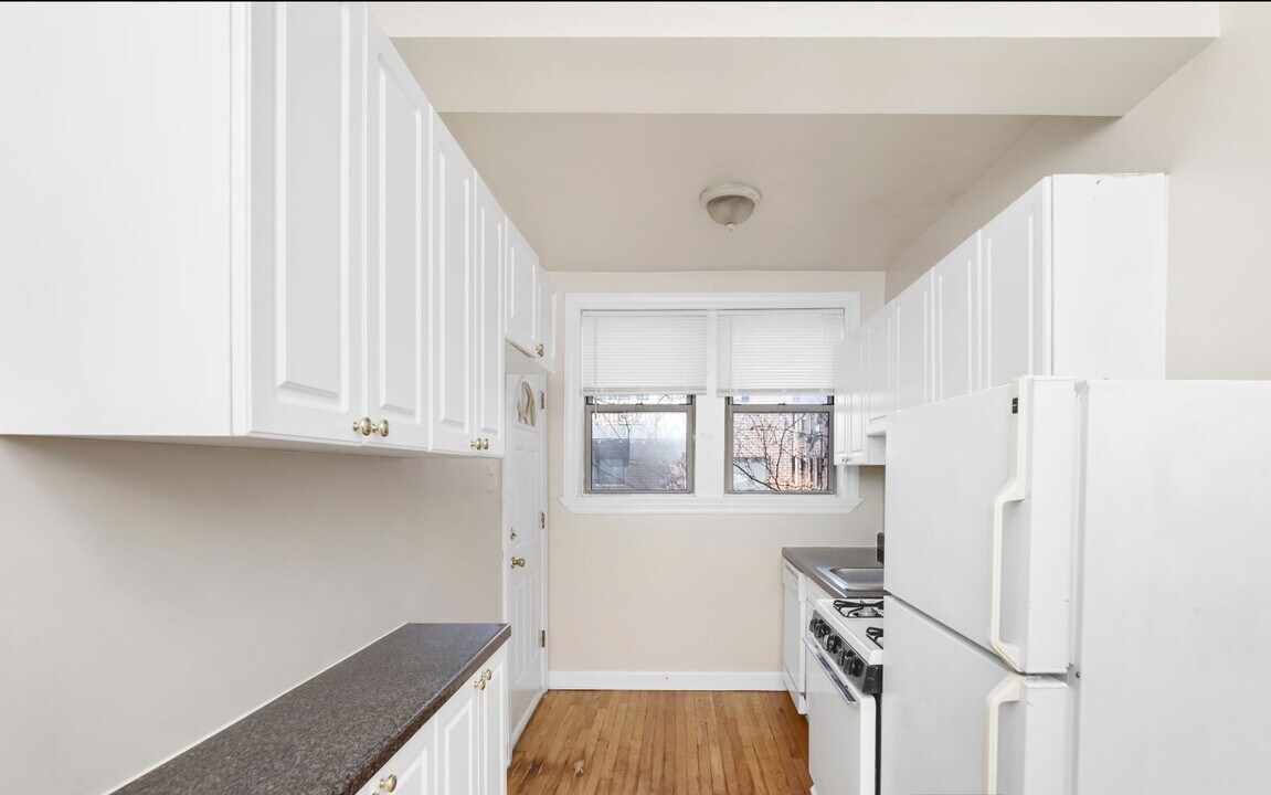 555 W Aldine Ave, Unit 552-N3 in Chicago, IL - Building Photo