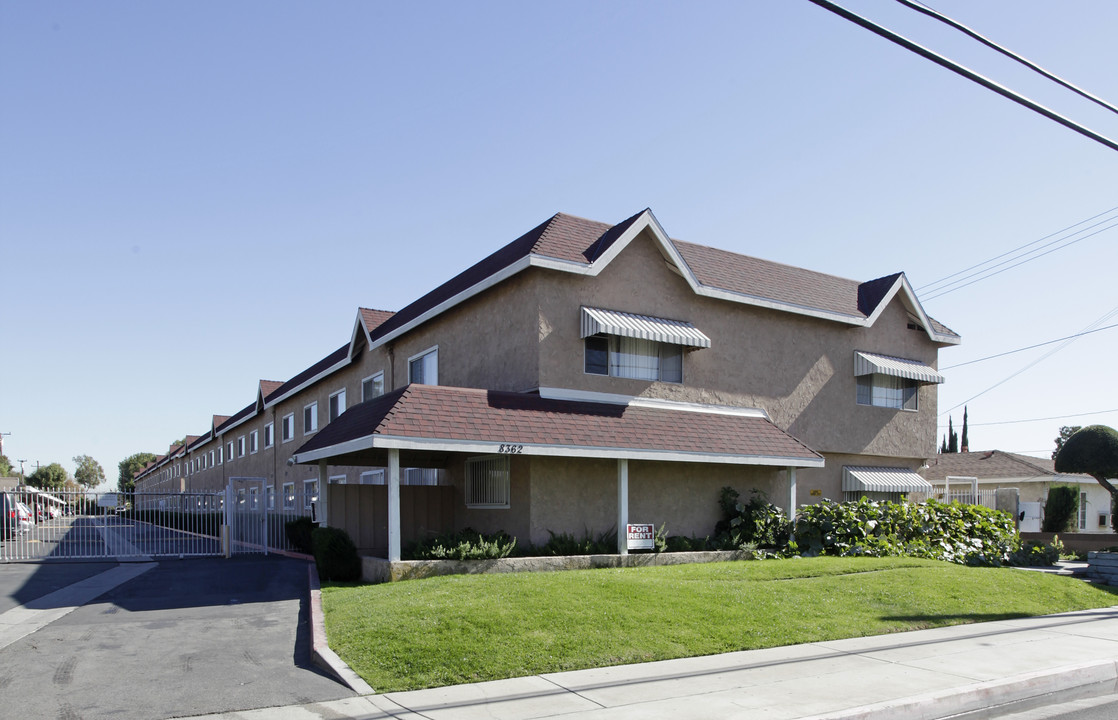 Walker Garden Apartments in Buena Park, CA - Building Photo