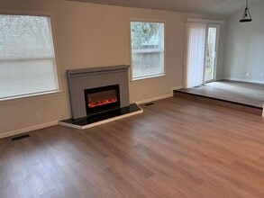 19505 SW Sharoaks Dr in Beaverton, OR - Building Photo - Building Photo