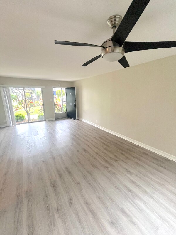 931 W 19th St, Unit 8 in Costa Mesa, CA - Foto de edificio - Building Photo